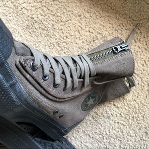 Men’s size 10 high top zipper converse